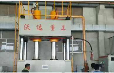 1200T化(huà)糞池模壓液壓(ya)機