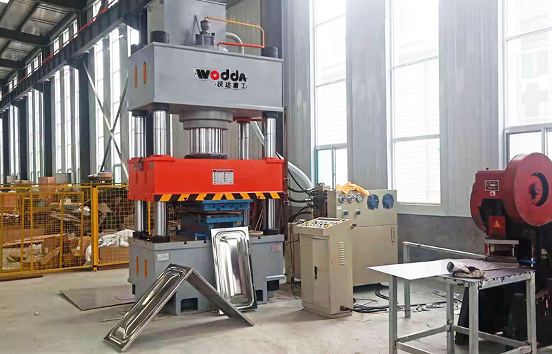 500噸不(bu)鏽鋼水箱成型液(ye)壓機客戶現場視(shi)頻