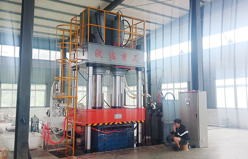 630噸建築(zhu)塑料模殼成型(xíng)液壓機