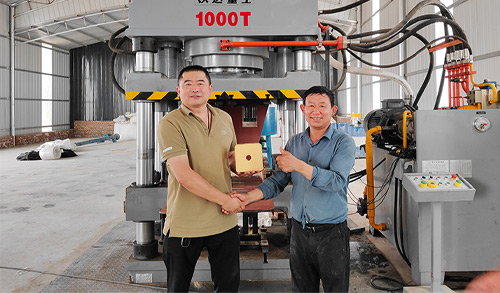 全自動鹽(yán)磚機-1000噸牛(niu)羊舔磚液(yè)壓機