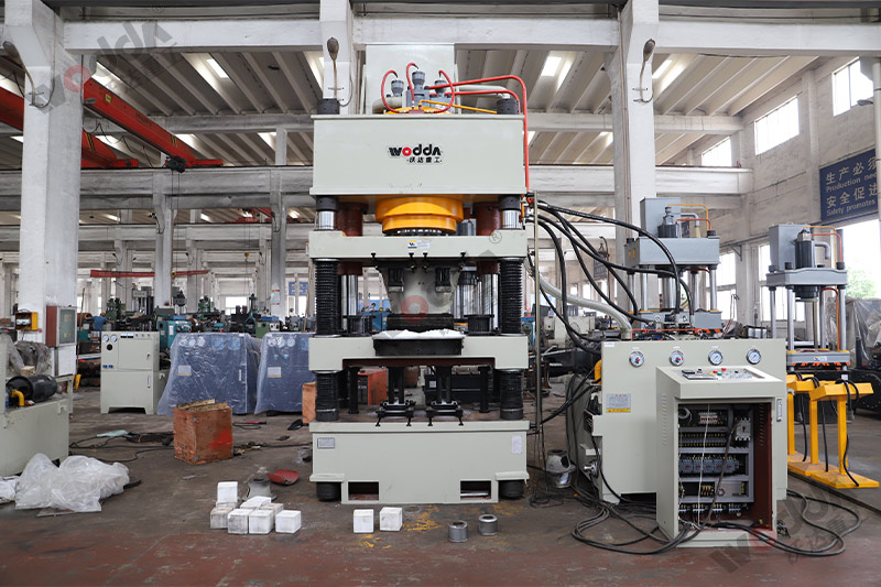 山東牛羊舔磚液壓機廠家哪家好? 山東牛羊舔磚液壓機廠家哪家好?