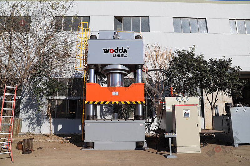 2000噸三梁四柱液壓機 2000噸三梁四柱液壓機