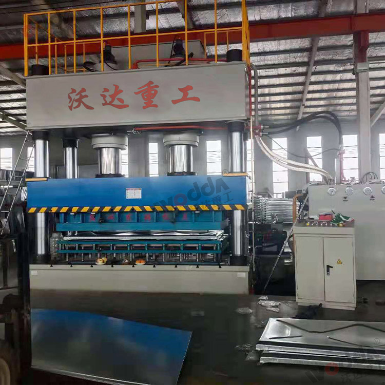 1000噸不鏽鋼水箱成型液壓機 1000噸不鏽鋼水箱成型液壓機