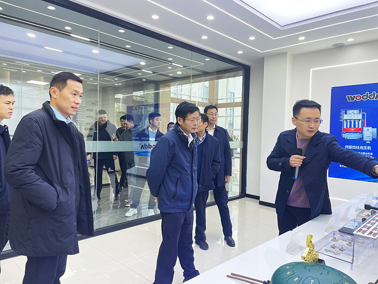 滕州市政協副主席董鴻洋一行考察长春昌兴传感器制造有限责任公司(WAP站)現場 滕州市政協副主席董鴻洋一行考察长春昌兴传感器制造有限责任公司(WAP站)現場