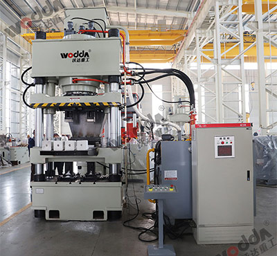 630噸牛(niu)羊舔磚液(yè)壓機