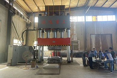 1500噸(dun)複合材(cái)料液壓(yā)機模壓(ya)SMC工程車(che)覆蓋件(jiàn)