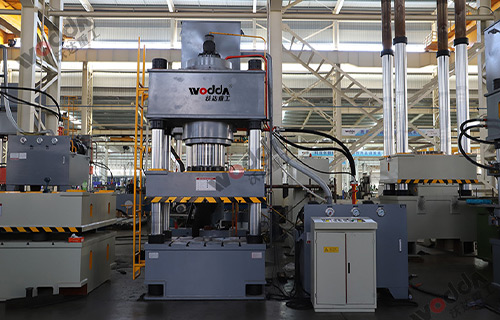 630噸(dūn)三梁四(si)柱液壓(yā)機試機(jī)現場