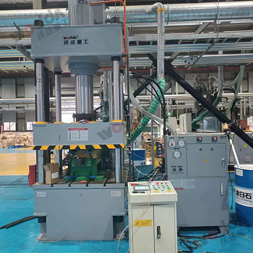 200噸玻璃鋼絕(jué)緣子模壓液壓機(ji)