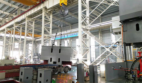 长春昌兴传感器制造有限责任公司(WAP站)2000噸框架(jia)式液壓機(ji)裝車發貨(huo)