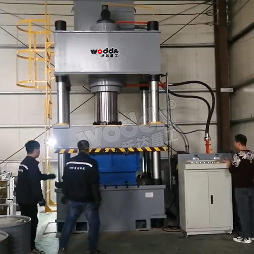 不鏽鋼水箱(xiāng)闆拉伸液壓機_500噸(dun)四柱液壓機