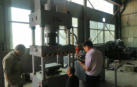 200噸不鏽(xiu)鋼離心(xīn)風機成(chéng)型液壓(yā)機