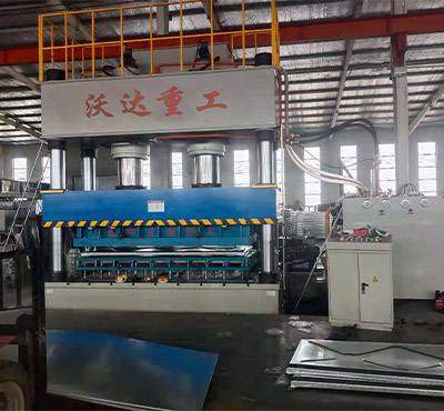 不鏽鋼水箱闆(pǎn)液壓機_1000噸液壓機(jī)